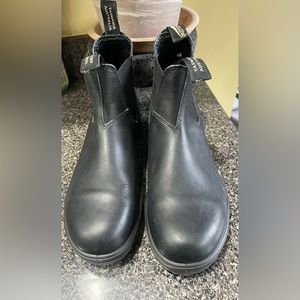 8.5 blundstone black boots.